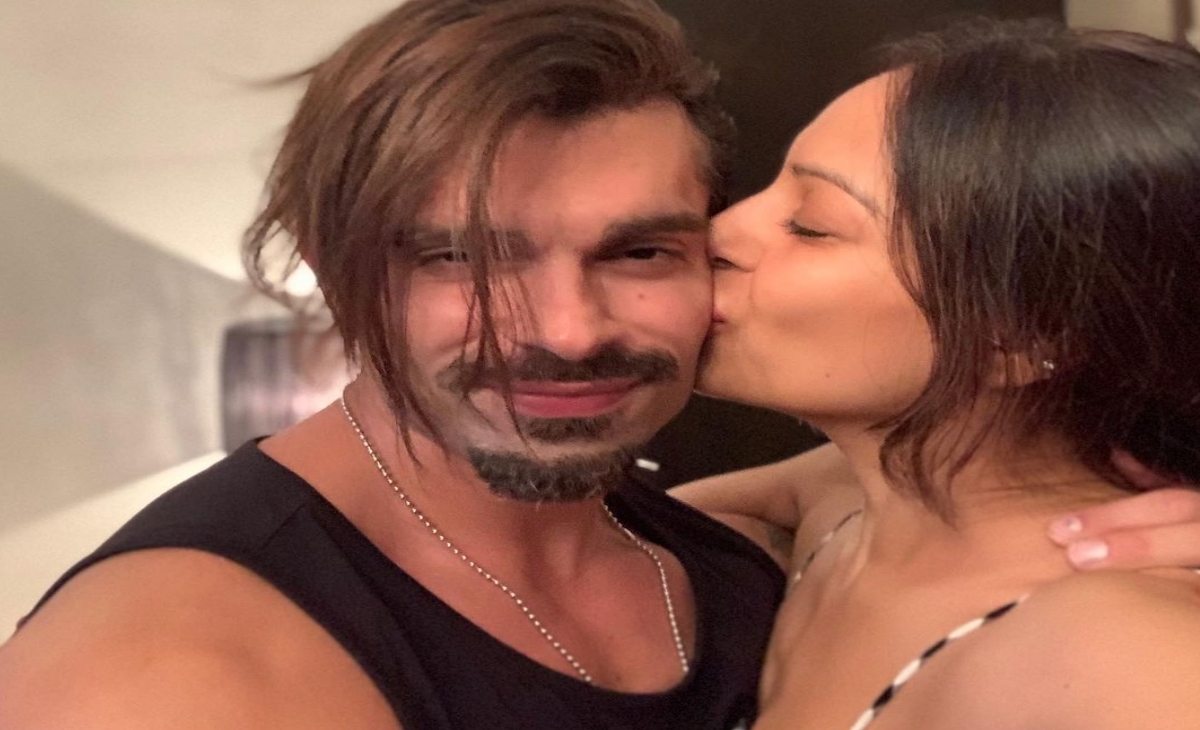 Bollywood actress Bipasha Basu ने पति करन सिंह ग्रोवर को याद कर शेयर की तस्वीरें। जन्म दिन पर पत्नि से दूर हैं करन।