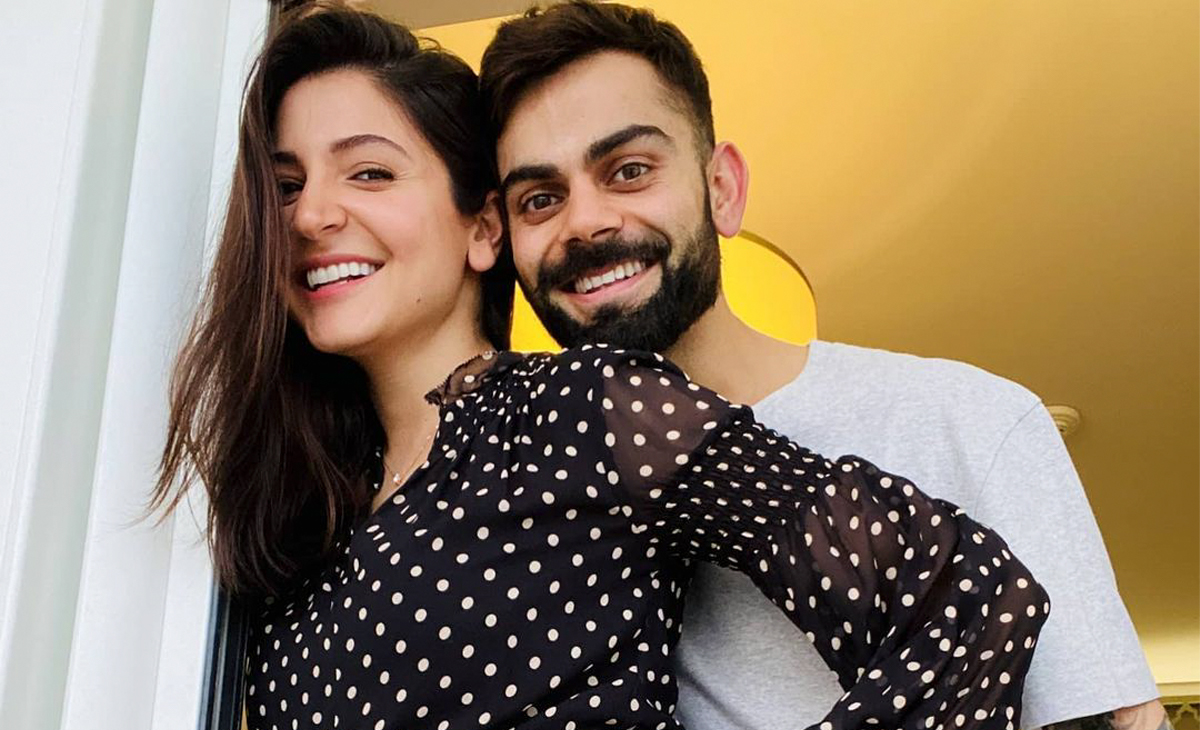 बॉलीवुड अभिनेत्री  अनुष्का शर्मा (Anushka sharma) और भारतीय क्रिकेट टीम के कप्तान विराट कोहली (Virat kohli) के घर नन्हीं परी ने जन्म लिया है। 