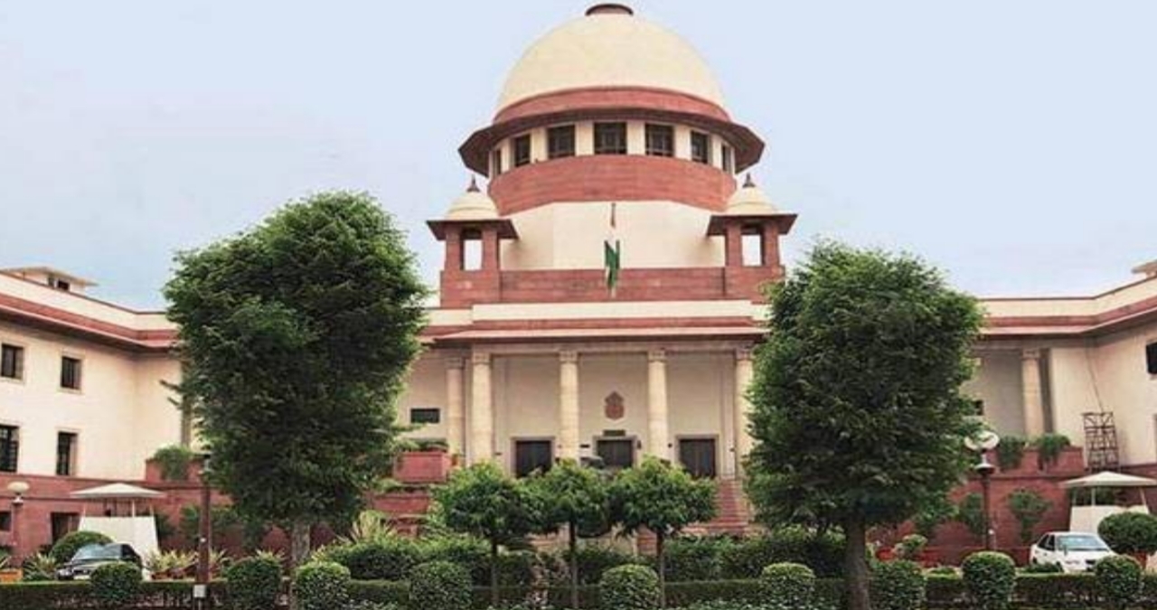 सुप्रीम कोर्ट (supreme court) ने कोरोना वायरस (coronavirus) के कारण प्रवासी मजदूरों (Migrant workers) के कल्याण के संबंध में केंद्र और राज्य सरकारों को कई दिशा-निर्देश जारी किए। सुप्रीम कोर्ट (supreme court) ने राज्य और केंद्र  सरकारों को निर्देश दिया कि वे प्रवासी श्रमिकों के लिए सूखा राशन प्रदान करें और महामारी (coronavirus pandemic) जारी रहने तक सामुदायिक रसोई जारी रखें। 