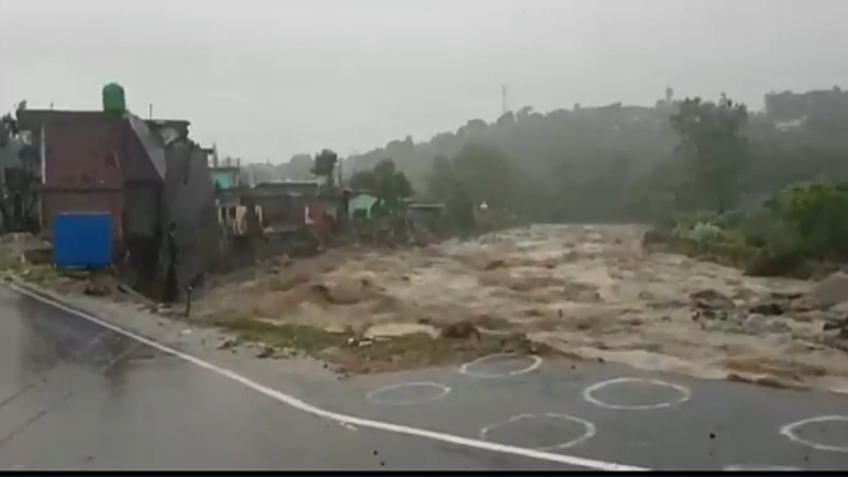 हिमाचल प्रदेश (Himachal pradesh) के धर्मशाला (Dharamshala) में भारी वर्षा (Flood) के कारण मांझी नदी ने भी भयानक रुप धारण कर लिया है। अब तक 10 दुकानें क्षतिग्रस्त।