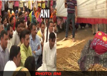 राजस्थान (Rajasthan) के जयपुर (Jaipur) के एक गांव से हत्या (Murder) की एक ऐसी दिल दहला देने वाली घटना सामने आयी है कि किसी की भी रुह कांप जाए। खेत में मवेसी चरा रही महिला की चांदी की पायलों को लूटने के लिए दरिंदों ने उसके पैर काट दिये और फिर उसका गला काट दिया।
