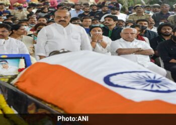 अभिनेता Puneeth Rajkumar का राजकीय सम्मान से किया गया अंतिम अंतिम संस्कार, भावुक दिखे कर्नाटक के मुख्यमंत्री।