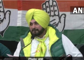 चंडीगढ में नवजोत सिंह सिद्धू ने प्रेस वार्ता में बताया कि उन्होंने अपना इस्तीफा क्यूं वापस लिया। चंडीगढ़ में नवजोत सिंह सिद्धू ने कहा, "मैंने अपना इस्तीफा (पंजाब कांग्रेस प्रमुख के रूप में) वापस ले लिया है।"कांग्रेस नेता नवजोत सिंह सिद्धू ने चंडीगढ़ में कहा, "नए अटॉर्नी जनरल की नियुक्ति के बाद मैं पदभार ग्रहण करूंगा। यह (इस्तीफा) व्यक्तिगत अहंकार का मामला नहीं था, बल्कि हर पंजाबी का हित था।"