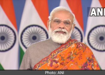 पीएम ने राष्ट्र के नाम संबोधन में तीनों कृषि कानून वापस लिए। पीएम मोदी ने कहा कि आज मैं आपको, पूरे देश को, ये बताने आया हूं कि हमने तीनों कृषि कानूनों को वापस लेने का निर्णय लिया है। इस महीने के अंत में शुरू होने जा रहे संसद सत्र में, हम इन तीनों कृषि कानूनों को Repeal करने की संवैधानिक प्रक्रिया को पूरा कर देंगे।