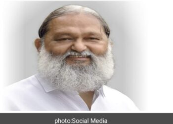 प्रधानमंत्री Narendra Modi ने जहां आदर के साथ वापस लिए तीनों कृषि कानून वहीं, Indira Gandhi ने इंमेरजेंसी लगाकर जेल मे डाला था जयप्रकाश नारायण व नेताओं को।