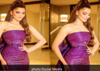 Bollywood Actress Urvashi Rautela इंस्टाग्राम पर 43 मिलियन फोलोवर्स होने की खुशी में इस तरह दिखी झूमती। उर्वशी वीडियो में बहुत हॉट नजर आ रही हैं।