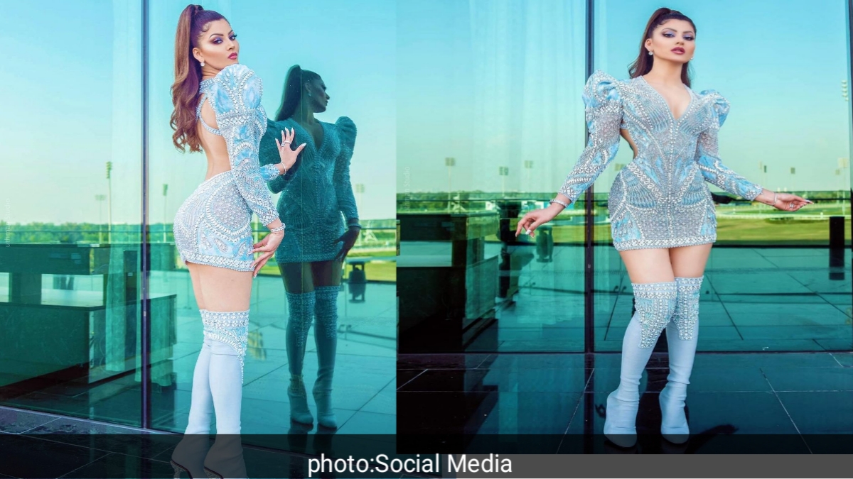 Bollywood Actress Urvashi Rautela इंस्टाग्राम पर 43 मिलियन फोलोवर्स होने की खुशी में इस तरह दिखी झूमती। उर्वशी वीडियो में बहुत हॉट नजर आ रही हैं।