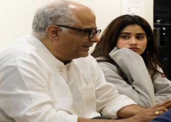 जान्हवी ने सोशल मीडिया पर एक पोस्ट शेयर की हैं जिसमें वह बताती हैं कि फिल्म ‘मिली’ (Milli) उनके लिए क्या महत्व रखती हैं क्यूंकि यह पहली फिल्म है जिसमें उन्होंने (Janhvi kapoor) अपने पापा बोनी कपूर (Boney Kapoor) के साथ काम किया है।