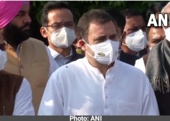 राहुल गांधी ने कहा बिना चर्चा कराए कृषि कानूनों को दोनों सदनों में पास करना, सरकार डर गयी है। कृषि कानून निरसन विधेयक 2021 दोनों सदनों में पास,लखीमपुर खीरी घटना और बिजली बिल सहित आंदोलन के दौरान हुई कई घटनाओं पर चर्चा की मांग की।