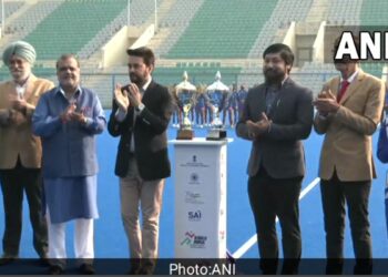 केंद्रीय युवा मामले और खेल मंत्री अनुराग ठाकुर (Anurag Thakur) ने आज सुबह मेजर ध्यानचंद नेशनल स्टेडियम में खेलो इंडिया (Khelo India) U21 महिला हॉकी लीग का शुभारंभ किया। इस दौरान MoS (खेल) निसिथ प्रमाणिक और भारतीय ओलंपिक संघ के अध्यक्ष नरिंदर ध्रुव बत्रा भी उपस्थित थे।
