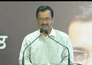 केजरीवाल ने अमृतसर में आयोजित टाउनहॉल कार्यक्रम में पंजाब के सभी वकीलों से साथ की बातीजत।