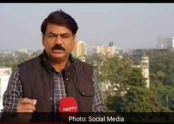 पत्रकारिता जगत ने अपने सबसे चमकते सितारे कमाल खान को खो दिया है। एनडीटी (NDTV) के वरिष्ठ पत्रकार कमाल खान (Kamal khan) का निधन हो गया है। उन्होंने लखनऊ स्थिति अपने आवास में अंतिम सांस ली। कमाल खान का निधन हार्ट अटैक से हुआ है। उन्हें अस्पताल ले जाया गया, जहां डॉक्टरों ने उन्हें मृत घोषित कर दिया।
