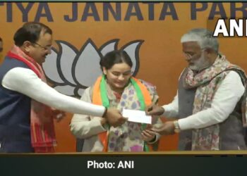 उत्तर प्रदेश के पूर्व मुख्यमंत्री मुलायम सिंह यादव की छोटी बहू अपर्णा यादव (Aparna Yadav) आज डिप्टी सीएम केशव प्रसाद मौर्य और बीजेपी प्रदेश अध्यक्ष स्वतंत्र देव सिंह की मौजूदगी में बीजेपी में शामिल हो गईं।