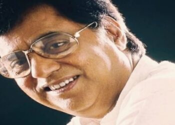 जगजीत सिंह (Jagjit Singh) का लोकप्रिय ग़जल (Ghazal) गायकों में शुमार है। उनका संगीत अत्यंत मधुर है। जगजीत सिंह (Jagjit Singh) ने ग़जलों (Ghazal) को उस वक्त आम आदमी तक पहुंचाया जब केवल उर्दू जानने वालों को ही उसकी मिल्कियत समझा जाता था, नवाबों और शायरों की महफिल में इतराती ग़जलों को यदि आम आदमी तक किसी ने पहुंचाया तो वह केवल व केवल हैं जगजीत सिंह।
