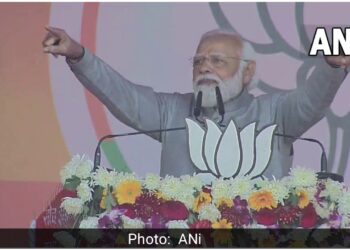 यूपी चुनाव को लेकर जारी घमासान के बीच शुक्रवार को उत्तर प्रदेश के मुख्यमंत्री योगी आदित्यनाथ (Yogi Adityanath) ने आज गायिका स्वर्गीय लता मंगेशकर के नाम से एक अकादमी (Lata Mangeshkar) और चौराहे का नाम लता मंगेशकर के नाम पर घोलने का ऐलान कर दिया ।