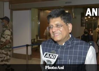 यूक्रेन (Ukraine) से भारतीयों की वतन वापसी शुरु हो गयी है। आज एयर इंडिया की एक फ्लाइट भारतीय यात्रियों को लेकर मुंबई पहुंची गयी है। इस दौरान केंद्रीय मंत्री पीयुष गोयल ने छात्रों का शानदार स्वागत किया है।