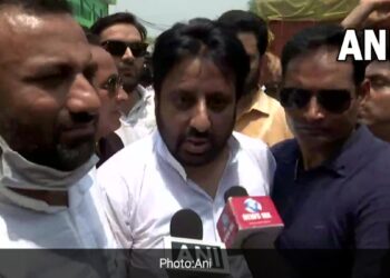 मदनपुर खादर में हुयी Encroachment पर ‘आप’ विधायक अमानतुल्लाह खां बोले, मैं गरीबों को बचाने के लिए भी जेल जाऊंगा, यहां पर कोई अतक्रमण नही है।