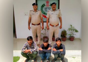 रिटायर्ड कर्नल के घर लूट की वारदात को अंजाम देने वाले गिरोह का पर्दाफाश करते हुए क्राइम ब्रांच 65 ने तीन आरोपियों को गिरफ्तार, पिछले 2 साल से फरीदाबाद में इस प्रकार की 7 वारदातों को अंजाम दे चुके हैं।