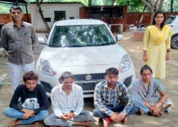 डीसीपी क्राइम साहब श्री मुकेश मल्होत्रा के द्वारा शहर में सुरक्षा व्यवस्था को लेकर अपराध में संलिप्त आरोपियों की धरपकड़ के दिए गए दिशा-निर्देश पर कार्रवाई करते हुए एसीपी क्राइम श्री सुरेंद्र श्योराण के नेतृत्व में क्राइमब्रांच सेक्टर 30 की टीम ने 15 अगस्त को थाना सारन एरिया में स्विफ्ट गाड़ी लूट के मामले को सुलझाते हुए महिला सहित 4 आरोपीयो को गिरफ्तार करने में कामयाबी हासिल की है।