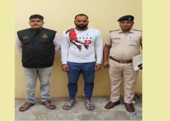 डीसीपी क्राइम मुकेश कुमार मल्होत्रा के दिशा निर्देश के तहत कार्रवाई करते हुए क्राइम ब्रांच 48 प्रभारी राकेश कुमार की टीम ने वर्ष 2015 के फिरौती के एक मुकदमे में फरार चल रहे आरोपी को गिरफ्तार करने में सफलता हासिल की है।
