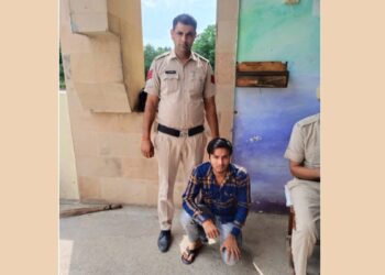 डीसीपी क्राइम श्री मुकेश मल्होत्रा के द्वारा अपराधिक गतिविधियों में संलिप्त आरोपियों की धर-पकड़ के दिए गए दिशा निर्देश के तहत कार्रवाई करते हुए क्राइम ब्रांच बदरपुर बॉर्डर प्रभारी की टीम ने देसी कट्टा बेचने वाले आरोपी को गिरफ्तार किया है।