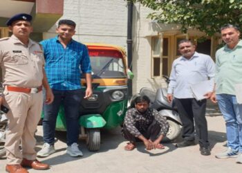 क्राइम ब्रांच सेक्टर-56 की टीम ने चोरी और अवैध हथियार के मुकदमों में 2 आरोपियो को किया गिरफ्तार, आरोपियों से ऑटो, 2 स्कूटी, 1 मोटरसाइकिल, 3500/-रु नगद और एक देसी कट्टा के साथ जिंदा रोंद बरामद.