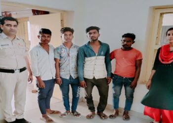 महिला थाना सेन्ट्रल ने महिलाओं के साथ भद्दे कमेंट करते 10 मनचलों पर कसा शिकंजा, सभी की उम्र लगभग 20 से 22 वर्ष मनचलों में कोई दसवीं तक पढ़ा हुआ है, कोई 12वीं तक, कोई कॉलेज में पढ़ रहा है तो कोई पढ़ाई छोड़कर प्राइवेट काम करता है