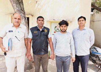 फरीदाबाद: डीसीपी क्राइम मुकेश कुमार मल्होत्रा के दिशा निर्देश के तहत कार्रवाई करते हुए क्राइम ब्रांच डीएलएफ प्रभारी राकेश कुमार की टीम ने 26 अक्टूबर को लाठी-डंडों से चोट मारकर की गई मोहित की हत्या के मामले में 12 वे आरोपी को गिरफ्तार किया है। इस मामले में इससे पहले वारदात के मुख्य आरोपी करण तथा उसके पिता मुकेश, राहुल विशाल कुणाल सुमित, शुभम निशांत, संजय,आकाश तथा विनय को पहले ही गिरफ्तार किया जा चुका है।