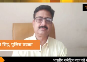 26 जुलाई, बता दें कि बीती रात करीब 9 बजे की घटना है। एक आवारा किस्म का युवक गोल चक्कर के पास गाली गलौज करता घूम रहा था सिपाही सुरेश तथा एसपीओ मोहनलाल की नाका ड्यूटी लगाई थी। एसपीओ मोहनलाल सूरजकुण्ड गोलचक्कर स्थित पुलिस पिकेट में वर्दी पहनने के लिए जाने लगा तब आवारा किस्म का युवक गोल चक्कर पर गाली गलौज करता हुआ घूम रहा था , मोहनलाल ने उसे बोला कि तुम अपने घर जाओ, फालतू मे बकवास करते घूम रहे हो। जब एसपीओ मोहनलाल सड़क किनारे फोन पर बात कर रहा था तब आवारा किस्म के युवक ने इंटरलॉक टाइल उठाकर एसपीओ की सर में मार दिया। जिससे मोहनलाल की मृत्यु हो गई