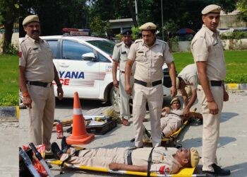 फरीदाबाद: डीसीपी बल्लभगढ़ राजेश दुग्गल ने बल्लभगढ़ जॉन के सभी पीसीआर/राइडर/ईआरवी पर तैनात अधिकारियों व कर्मचारियों की समीक्षा बैठक लेकर शहर में कानून व्यवस्था व सामाजिक शांति सुदृढ़ करने के संबंध में अहम दिशा निर्देश दिए।