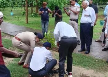 Faridababd News: डीसीपी सेंट्रल श्री पूजा वशिष्ठ ने टाउन पार्क में शहीद स्मारक में कारगिल के शहीदों को श्रृद्धांजलि देकर किया वृक्षारोपण
