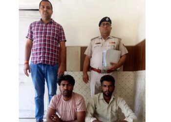 फरीदाबाद- डीसीपी क्राइम श्री मुकेश मल्होत्रा के द्वारा शहर अपराधिक गतिविधियो में शामिल आरोपियो की धरपकड़ के दिए गए दिशा निर्देश के तहत कर्रवाई करते हुए क्राइम ब्रांच बॉर्डर की टीम ने अवैध नशा तस्करी के 2 आरोपियो को गिरप्तार किया है।