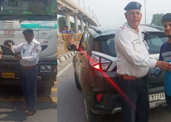 : पुलिस कमिश्नर विकास कुमार अरोड़ा एवं आईजी ट्रैफिक हरियाणा के निर्देशानुसार डीसीपी ट्रैफिक अमित यशवर्धन के मार्गदर्शन व एसीपी ट्रैफिक विनोद कुमार के नेतृत्व में फरीदाबाद पुलिस ने रॉन्ग लेन तथा ओवरस्पीड गाड़ी चलाने वाले वाहन चालकों के खिलाफ विशेष अभियान चलाकर ओवरस्पीड व लेन बदलने वाले 679 सहित यातायात नियमों का उल्लंघन करने वाले 1977 वाहन चालकों के चालान काटे गए हैं।