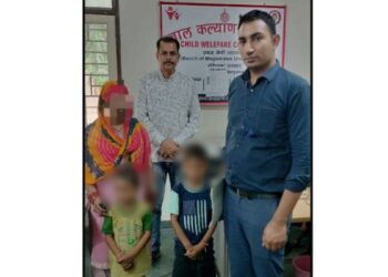 संजय कॉलोनी में लावारिस अवस्था में मिले 2 नाबालिक बच्चों के परिजनों को तलाश कर क्राइम ब्रांच कैट की टीम ने किया हवाले.
