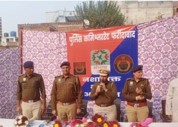 हरियाणा उदय कार्यक्रम के अंतर्गत सुराजकुंड, महिला थाना एनआईटी पुलिस और सीनियर सिटीजन सेल की टीम ने दयालबाग क्षेत्र में प्रवासी कामगारों को नशे के दुष्प्रभावों से बचाने के लिए चलाया जागरूकता अभियान.