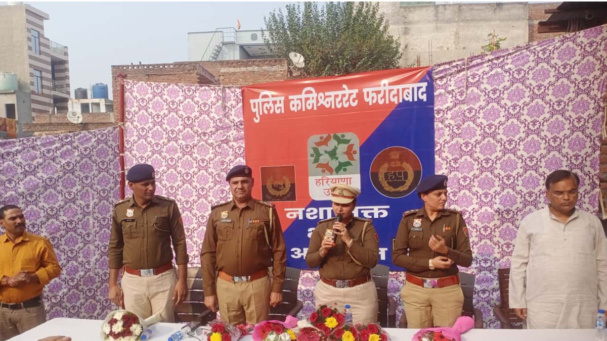 हरियाणा उदय कार्यक्रम के अंतर्गत सुराजकुंड, महिला थाना एनआईटी पुलिस और सीनियर सिटीजन सेल की टीम ने दयालबाग क्षेत्र में प्रवासी कामगारों को नशे के दुष्प्रभावों से बचाने के लिए चलाया जागरूकता अभियान.