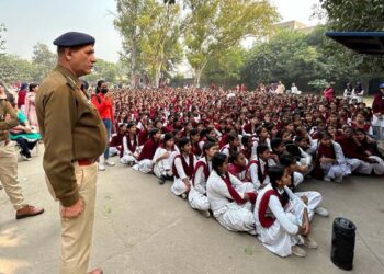 सीनियर सिटीजन सेल प्रभारी, महिला थाना बल्लबगढ़ प्रभारी व थाना शहर बल्लबगढ़ प्रबंधक ने राजकीय कन्या वरिष्ठ विद्यालय बल्लभगढ़ में करीब 700 छात्र-छात्राओं को महिला सुरक्षा,गुड टच,बैड टच व साइबर अपराध के प्रति किया जागरुक.