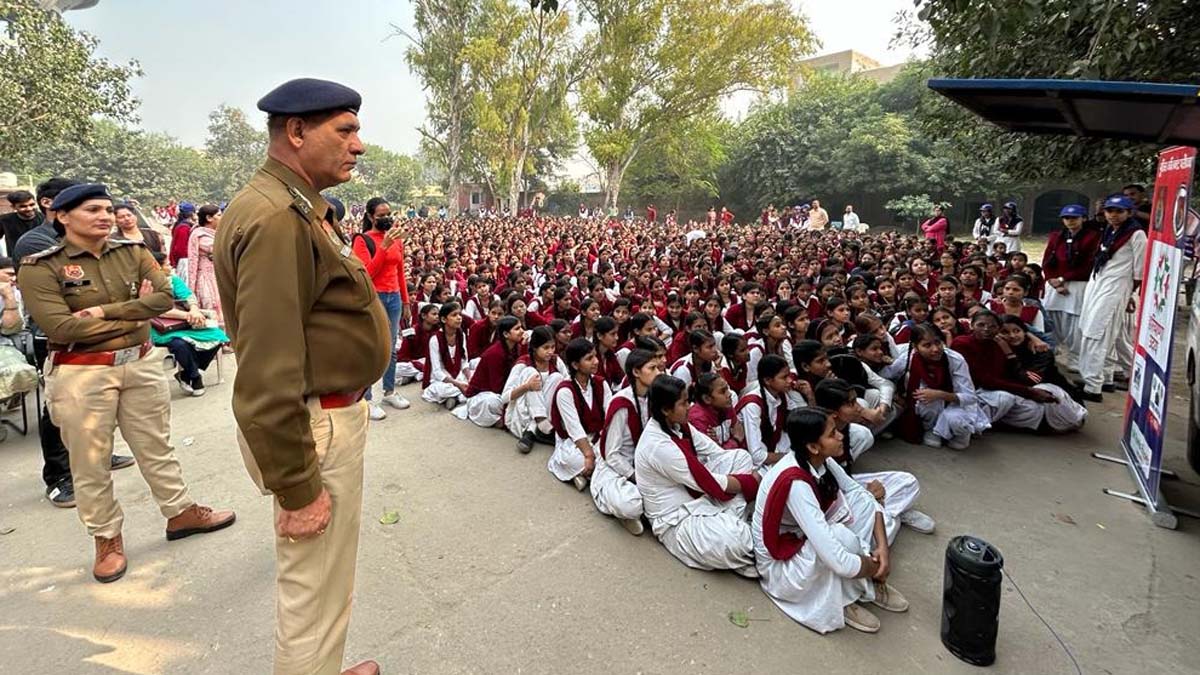 सीनियर सिटीजन सेल प्रभारी, महिला थाना बल्लबगढ़ प्रभारी व थाना शहर बल्लबगढ़ प्रबंधक ने राजकीय कन्या वरिष्ठ विद्यालय बल्लभगढ़ में करीब 700 छात्र-छात्राओं को महिला सुरक्षा,गुड टच,बैड टच व साइबर अपराध के प्रति किया जागरुक.