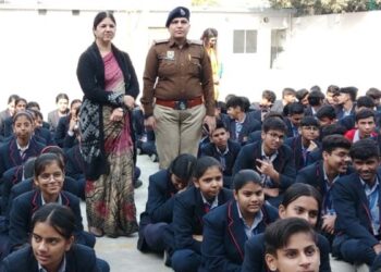 संत निरंकारी स्कूल सेक्टर-16ए में महिला थाना सेंट्रल प्रभारी इंस्पेक्टर इंदु बाला व दुर्गा शक्ति टीम के साथ करीब 300 छात्र-छात्राओं को पोक्सो एक्ट, महिला विरुद्ध अपराध, नशे के दुष्परिणाम एवं तथा साइबर फ्रॉड के संबंध में किया जागरुक.