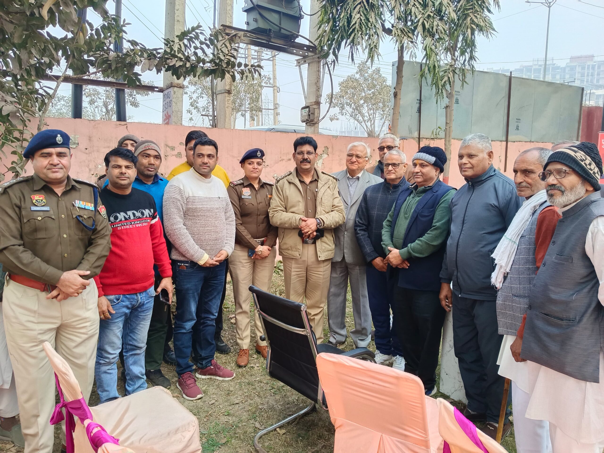 पुलिस उपायुक्त बल्लभगढ़ राजेश दुग्गल ने 30 जनवरी को थाना आदर्श नगर में थाना क्षेत्र में पड़ने वाले गांवों व सोसाइटी में रहने वाले सीनियर सिटीजन, महिलाओं और आमजन को यातायात नियम, साइबर अपराध, नशाखोरी व उसके दुष्परिणाम और सीनियर सिटीजनों के हकों के बारे में जागरूक किया गया।