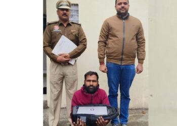 डीसीपी क्राइम हेमेन्द्र कुमार मीणा द्वारा स्नैचिंग व लूट की वारदातों पर अंकुश लगाने के निर्देशानुसार कार्यवाही करते हुए अपराध शाखा बॉर्डर प्रभारी जितेंद्र कुमार की टीम ने चोरी के मुकदमे में एक आरोपी को गिरफ्तार किया है।