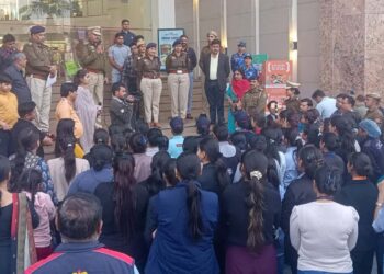 डीसीपी जसलीन कौर और एसीपी मोनिका ने सेक्टर 12 पेबल डाउनटाउन मॉल पहुंचकर आमजन को अंतर्राष्ट्रीय महिला दिवस की शुभकामनाएं देकर इसके महत्व के बारे में किया जागरूक.