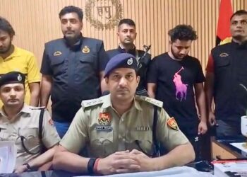 पुलिस प्रवक्ता ने जानकारी देते हुए बताया कि संतोष वासी शिवम कॉलोनी इस्माईलपुर फरीदाबाद ने पुलिस चौकी नवीन नगर में दी अपनी शिकायत में आरोप लगाया कि उसके बेटे सूरज उम्र 26 साल की सुखराज, गुल्लू, आकाश, अन्नू भड़ाना, आकाश भड़ाना, लखन राजपूत, साहिल व अन्य लोगों ने मिलकर प्लानिंग बनाकर 17 मई को रात के समय शराब ठेका इस्माइलपुर नजदीक दिल्ली एमसीडी टोल टैक्स के पास गोलियां मारकर हत्या कर दी। जिस शिकायत पर थाना पल्ला में हत्या व अन्य संबंधित धाराओं के अंतर्गत मामला दर्ज किया गया