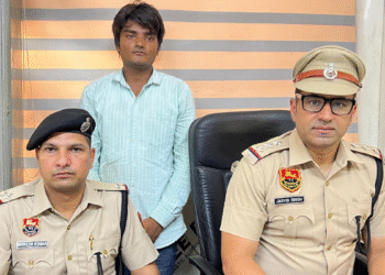कमीशनर की फर्जी फेसबुक आईडी बनाकर पैसे मांगने के मामले में साइबर थाना सैंट्रल की टीम ने गिरोह का भांडाफोड करते हुए एक आरोपी को गिरफ्तार किया है।