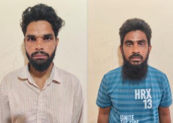 फरीदाबाद की नवीन नगर चौकी का सराहनीय कार्य, नाका चैकिंग के दौरान इन दो मोटर साइकिल चोरों को धर दबोचा। आप को बता दें कि पुलिस उपायुक्त अपराध मुकेश कुमार के द्वारा अपराधिक मामलो में संलिप्त आरोपियों की धर-पकड़ के दिए गए दिशा निर्देश के अंतर्गत कार्रवाई करते हुए पुलिस चौकी नवीन नगर की टीम ने चोरी की मोटरसाईकिल सहित शाहरूख व रब्बान को गिरफ्तार किया है।